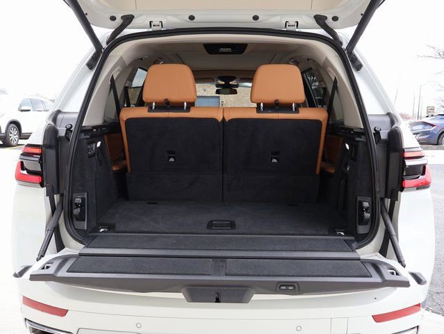Used 2024 BMW X7 xDrive40i w/ Climate Comfort Package image 23