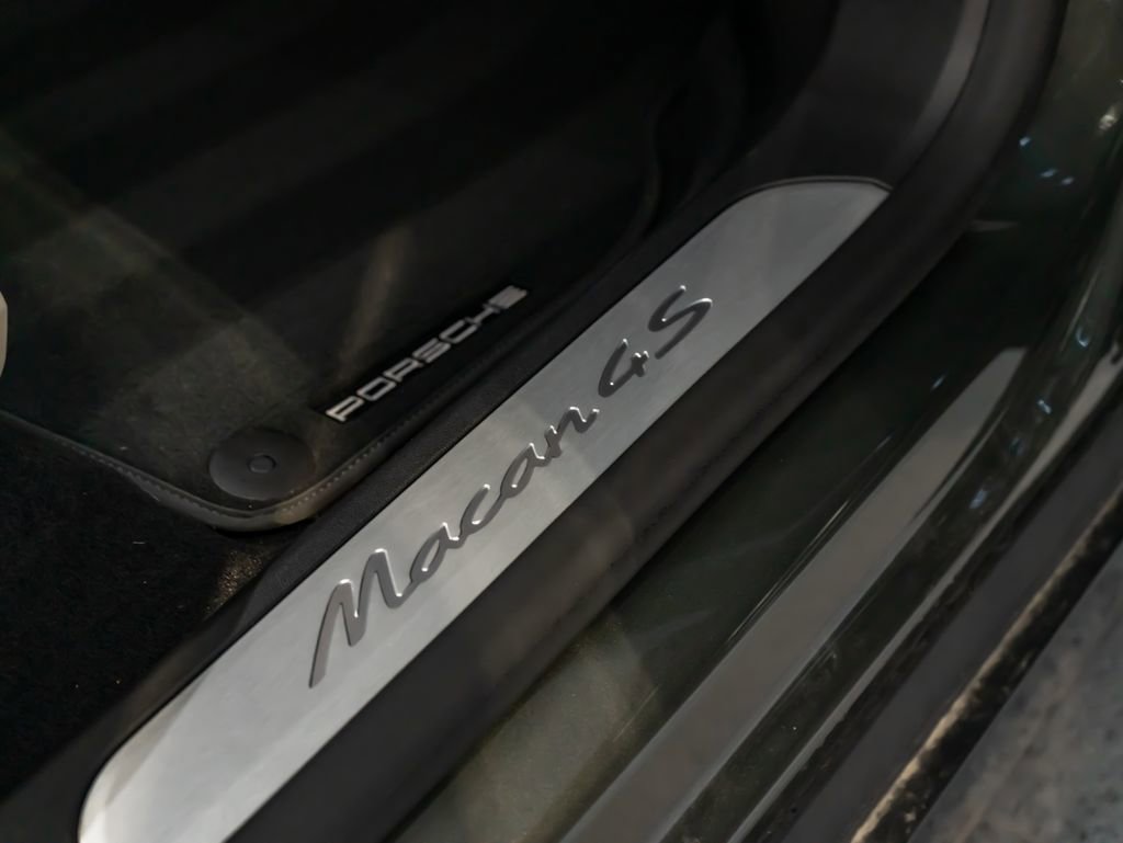 Certified 2025 Porsche Macan 4S Electric AWD/4WD image 27