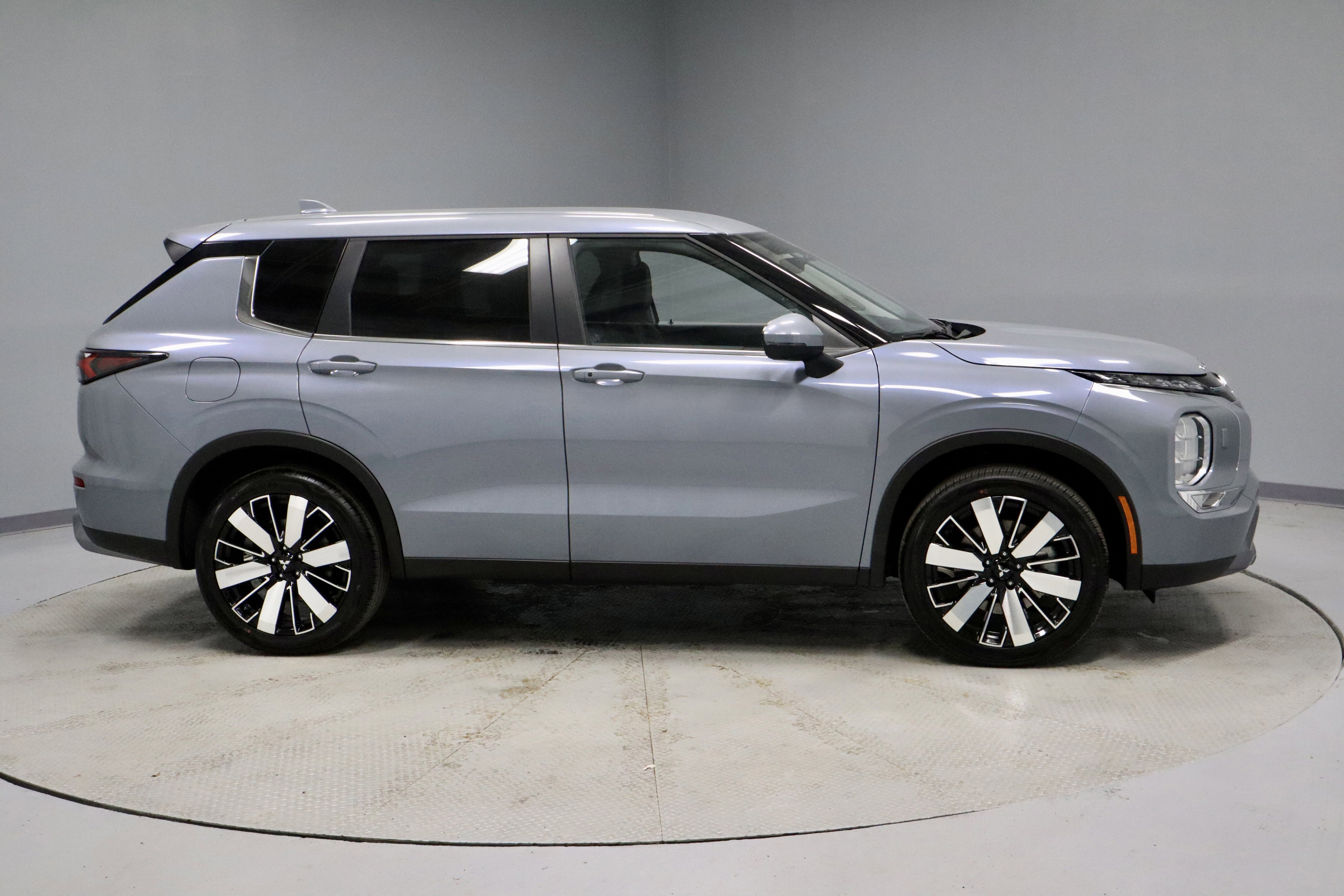 New 2026 Mitsubishi Outlander SE image 9