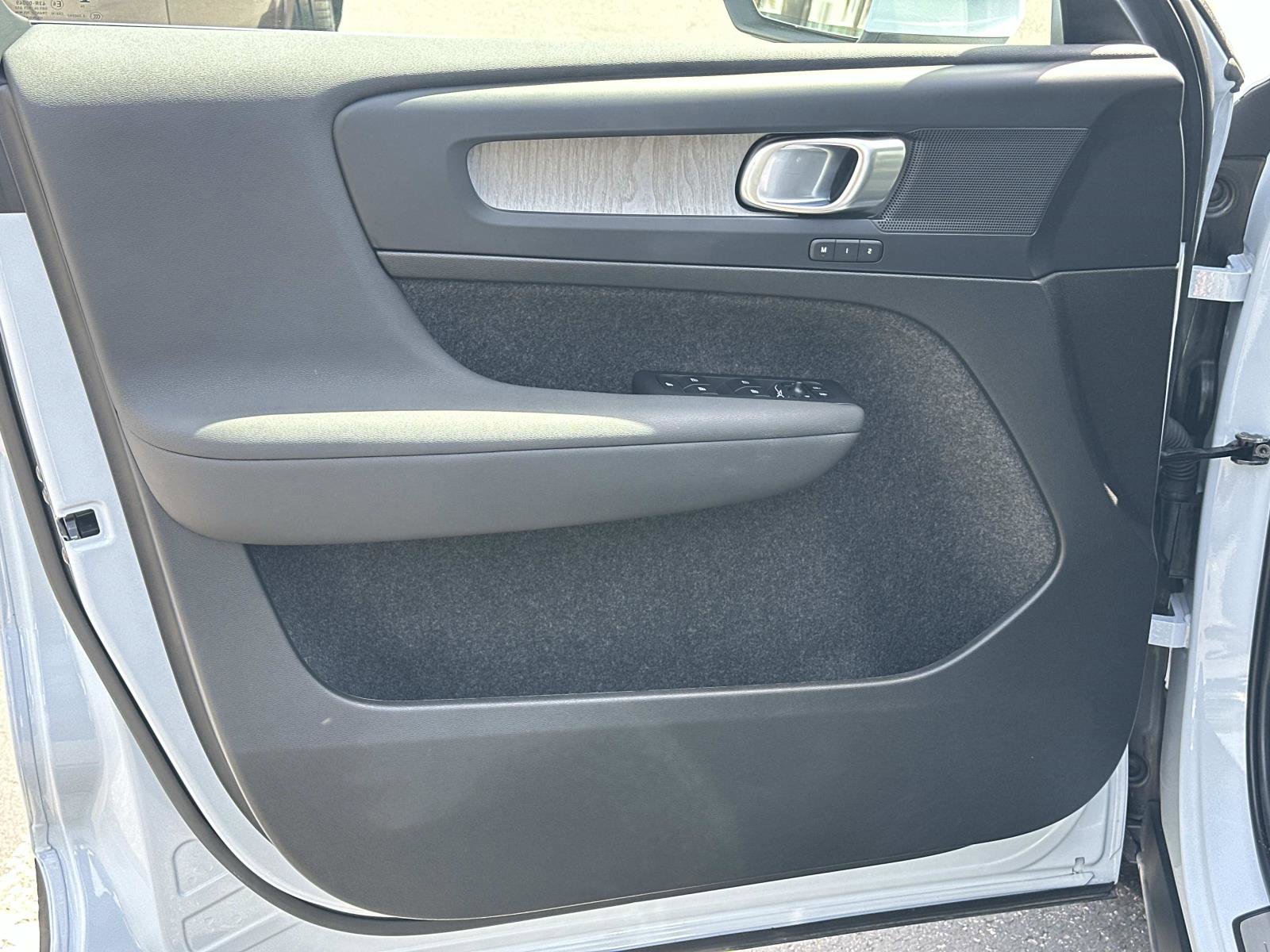 Used 2025 Volvo XC40 B5 Core w/ Climate Package image 15