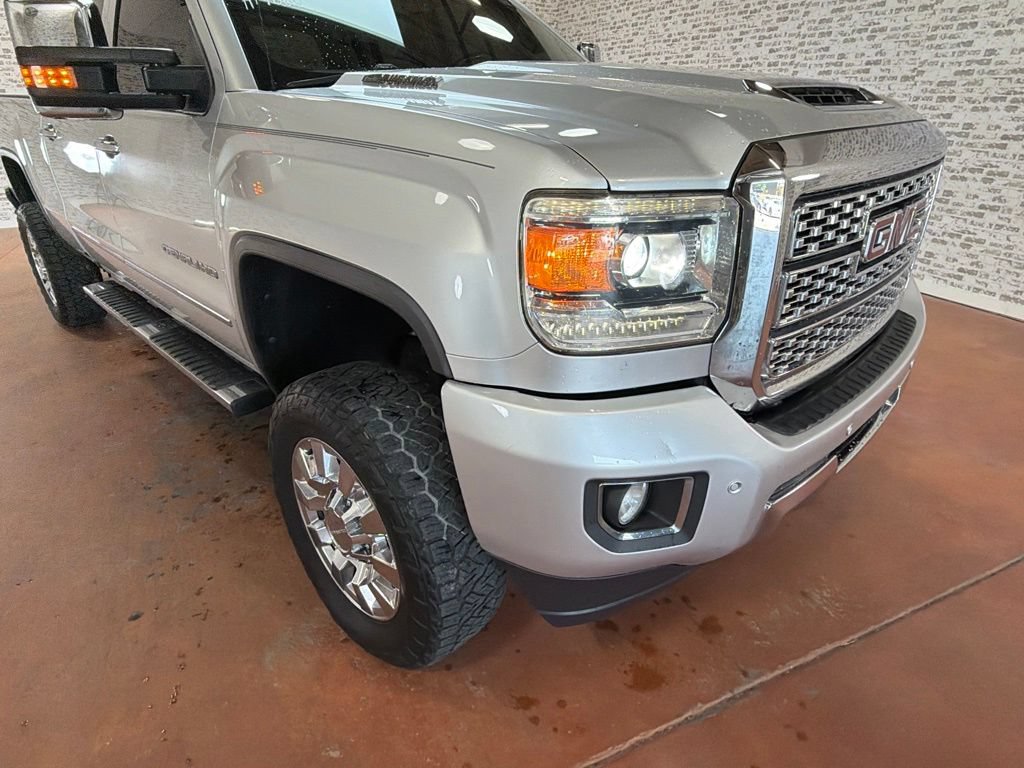 Used 2018 GMC Sierra 2500 Denali w/ Duramax Plus Package AWD/4WD image 9