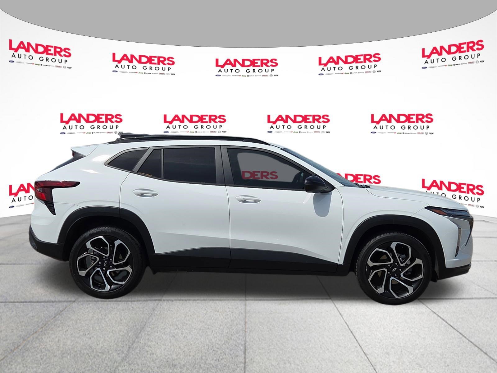 Used 2024 Chevrolet Trax RS w/ Sunroof Package FWD image 2