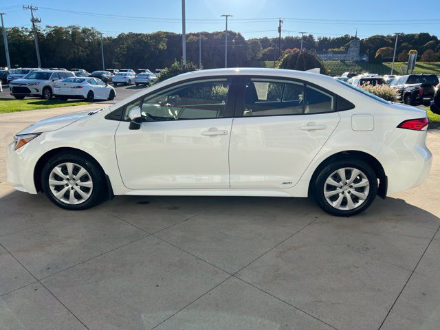 Used 2025 Toyota Corolla LE AWD/4WD image 4