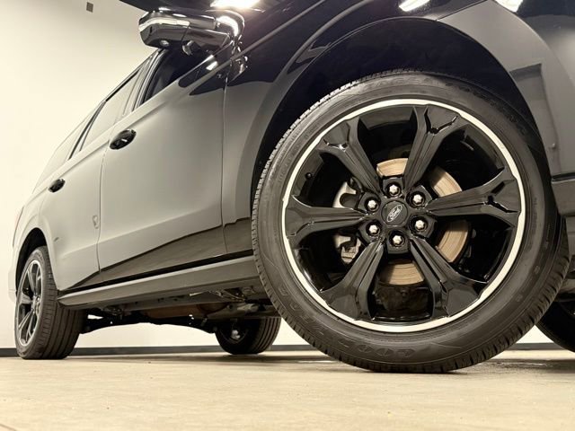 Certified 2023 Ford Expedition Limited AWD/4WD image 3