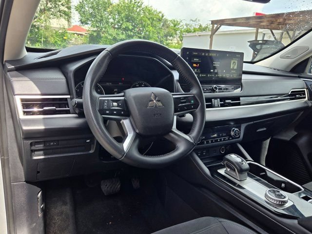 Used 2025 Mitsubishi Outlander SE AWD/4WD image 15