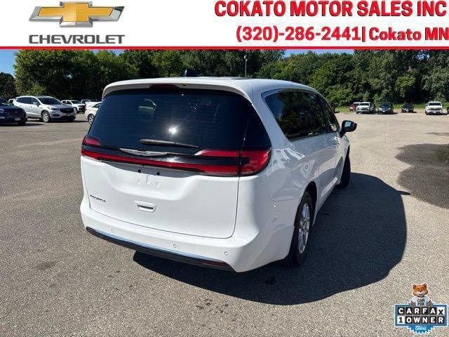 Used 2024 Chrysler Pacifica Touring-L FWD image 7