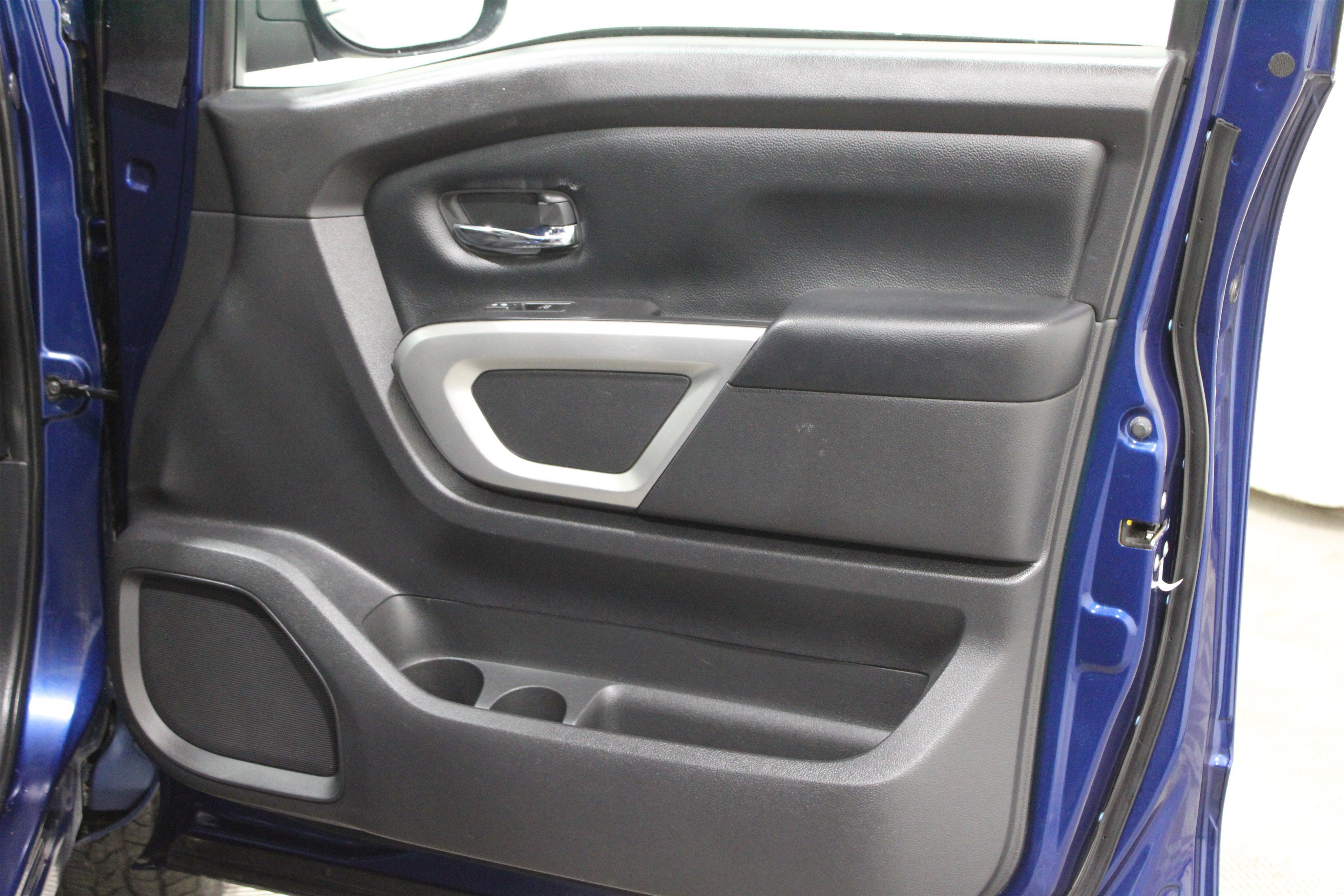 Used 2021 Nissan Titan SV image 27