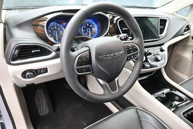 Used 2024 Chrysler Pacifica Limited FWD image 27