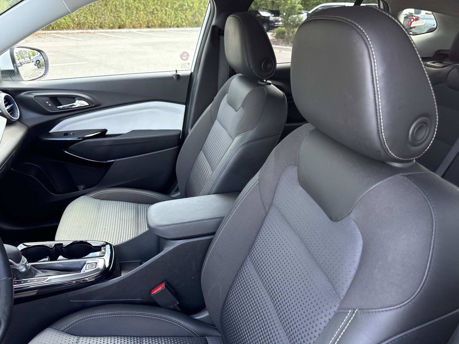 Used 2025 Chevrolet Trax LT w/ LT Convenience Package FWD image 18