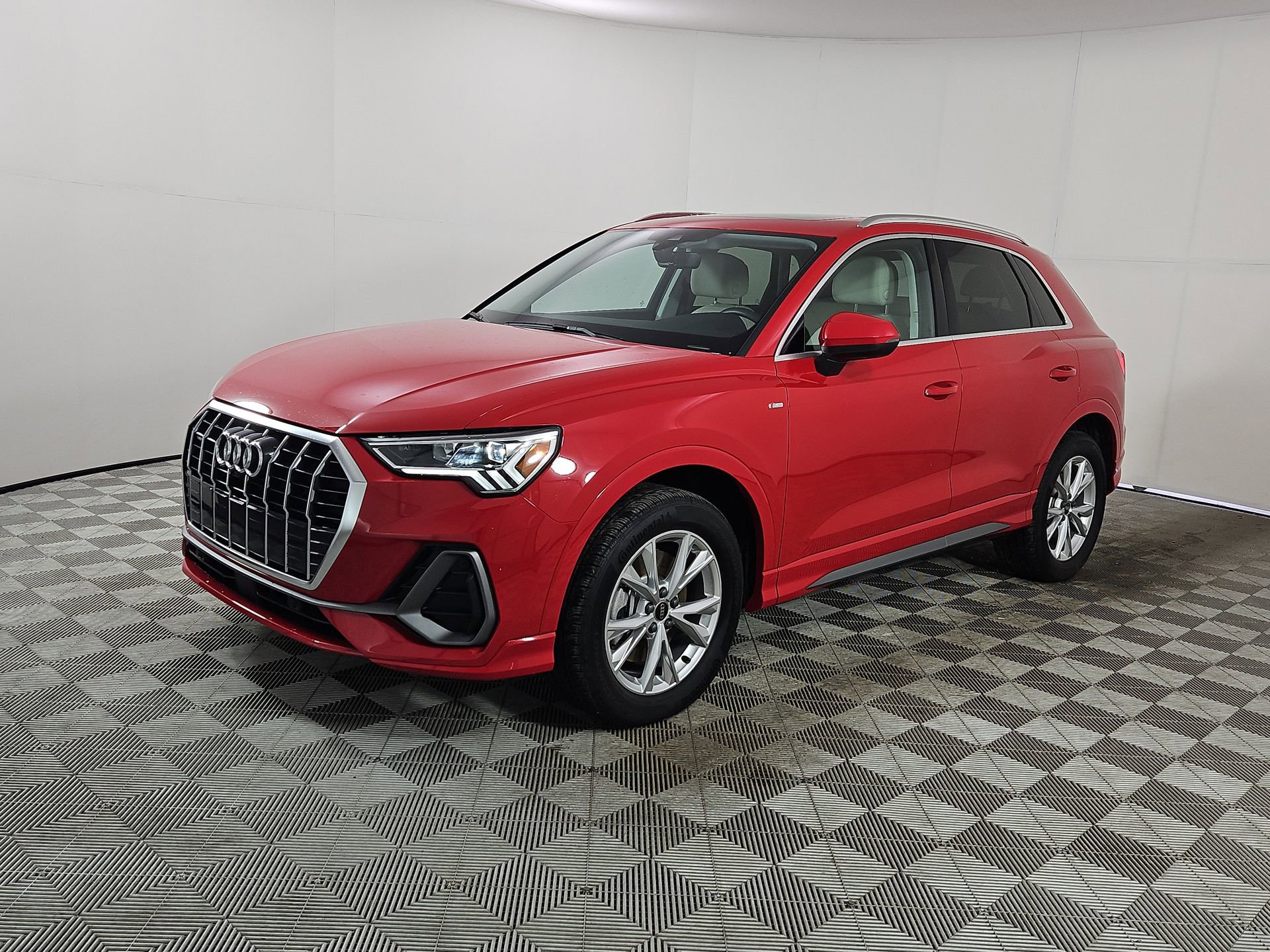 Certified 2025 Audi Q3 2.0T Premium Plus w/ Premium Plus Package image 3