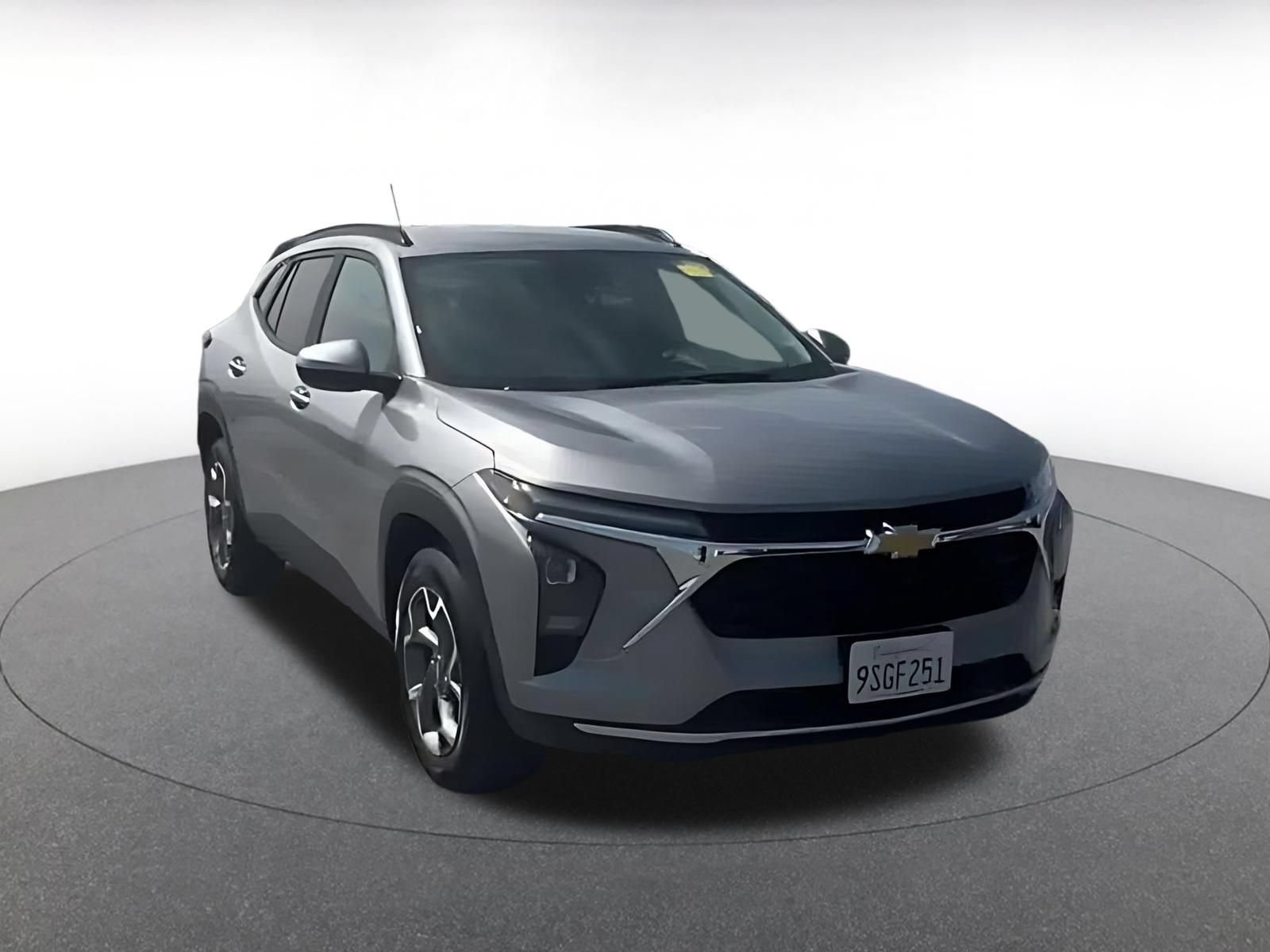 Used 2025 Chevrolet Trax LT FWD image 2