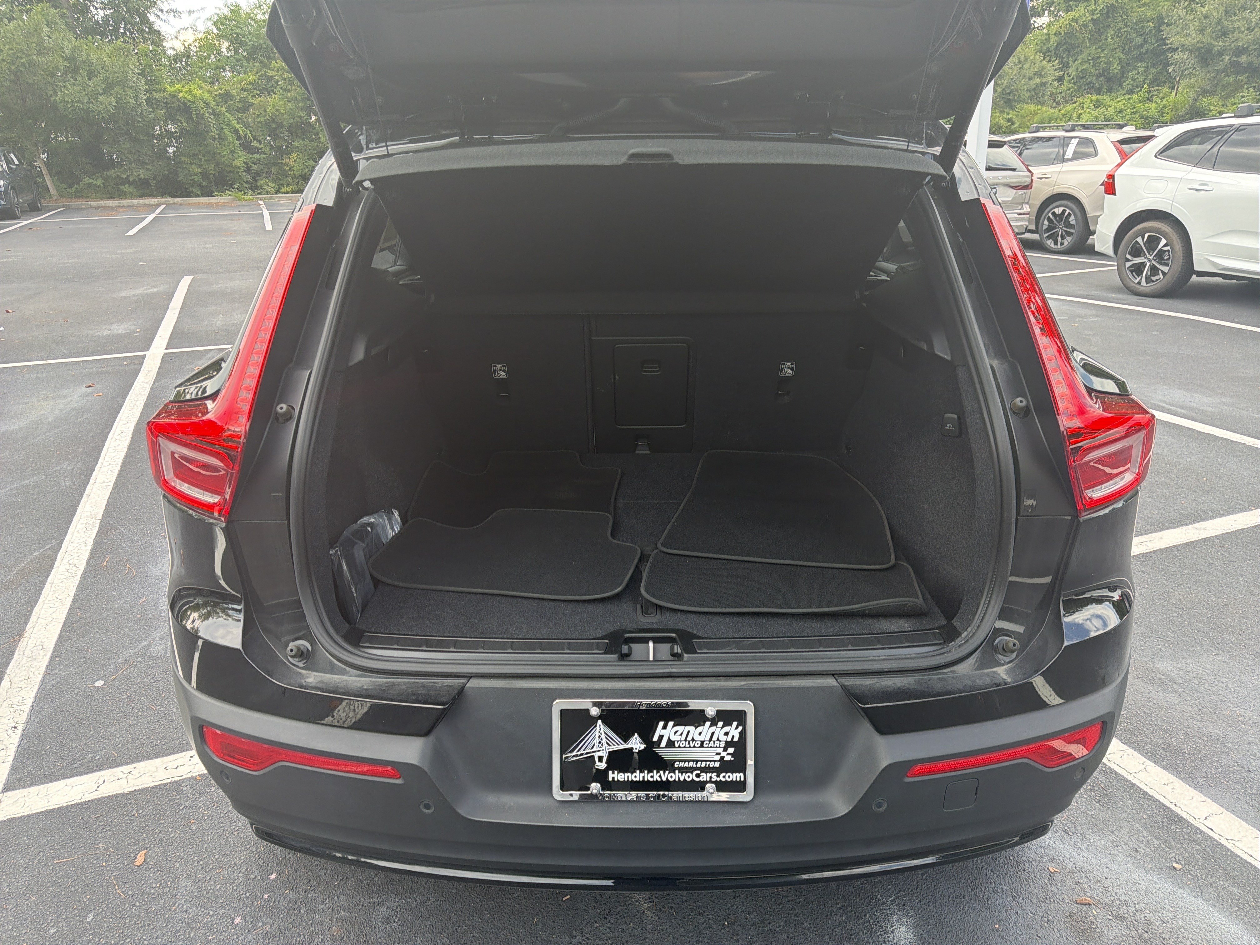 Certified 2025 Volvo XC40 B5 Plus AWD/4WD image 34