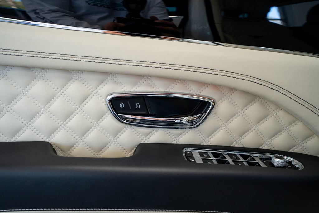 Used 2021 Bentley Bentayga Plug-In Hybrid image 30