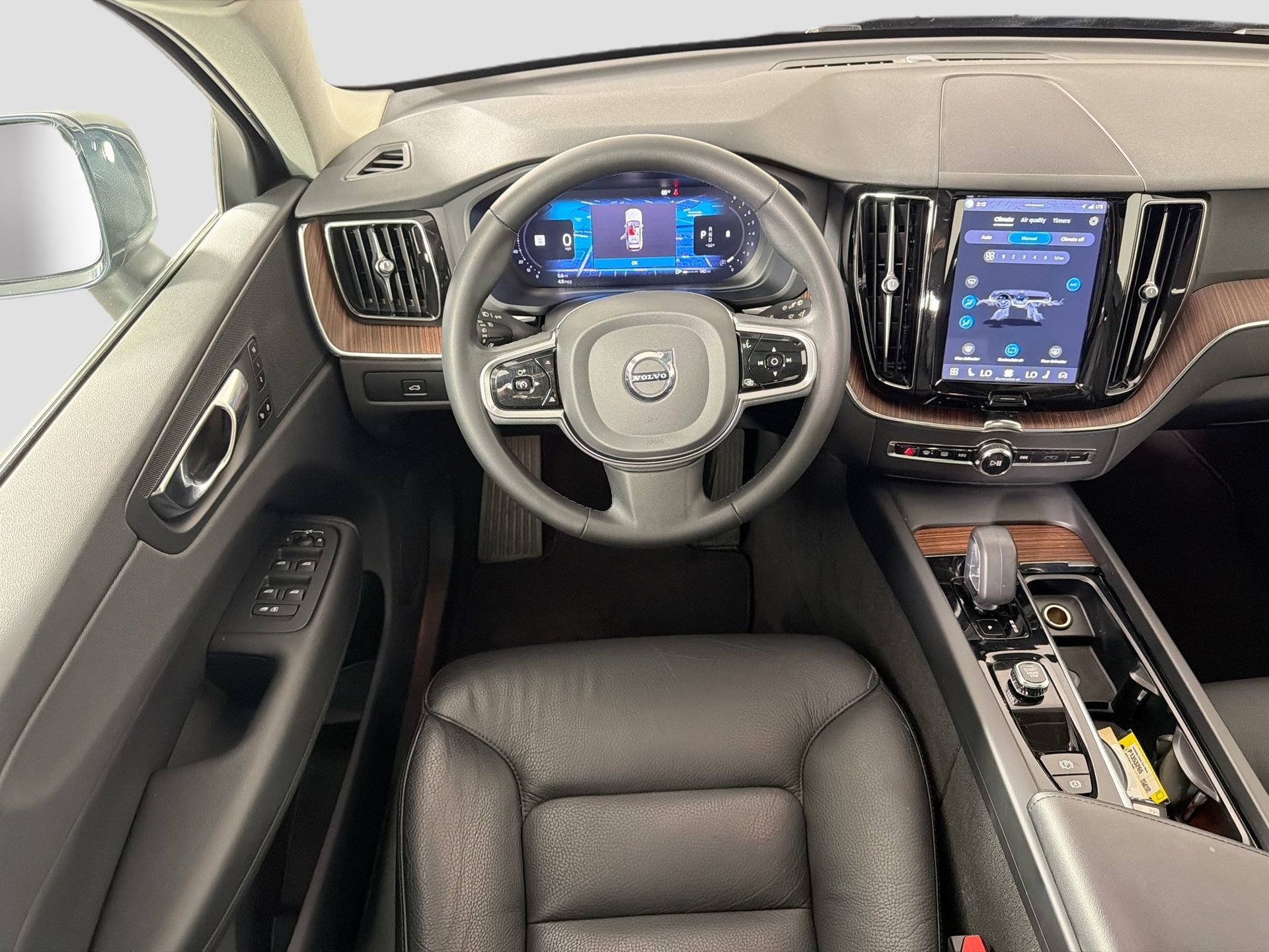 Certified 2023 Volvo XC60 B5 Plus AWD/4WD image 23