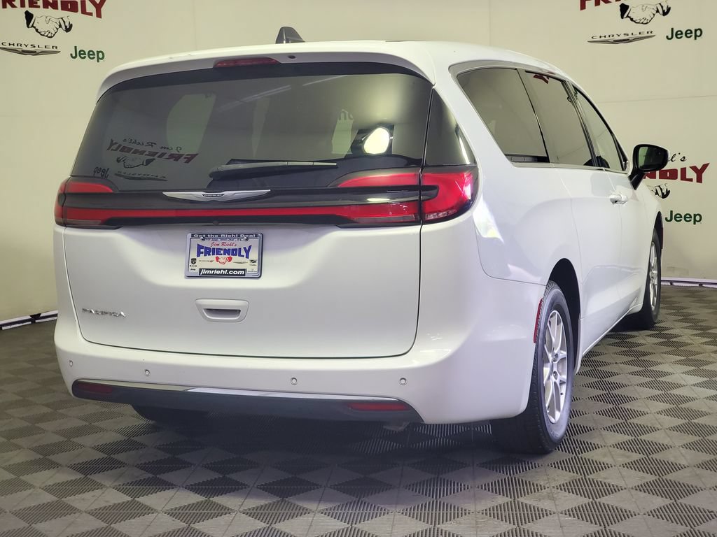Used 2023 Chrysler Pacifica Touring-L FWD image 3