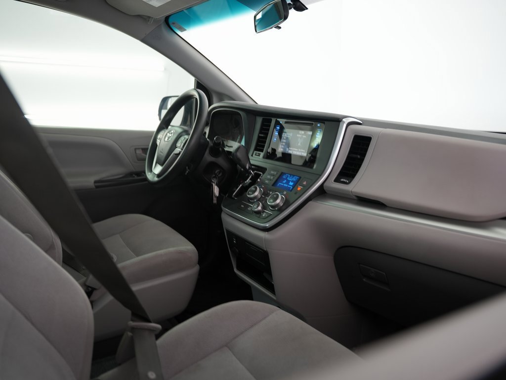 Used 2015 Toyota Sienna L image 51