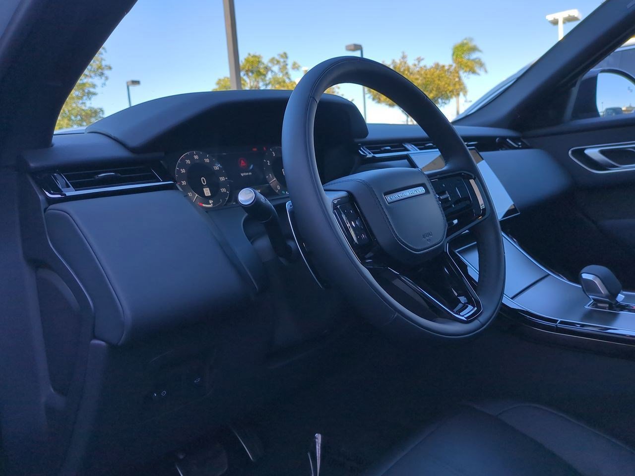 New 2025 Land Rover Range Rover Velar Dynamic SE AWD/4WD image 9