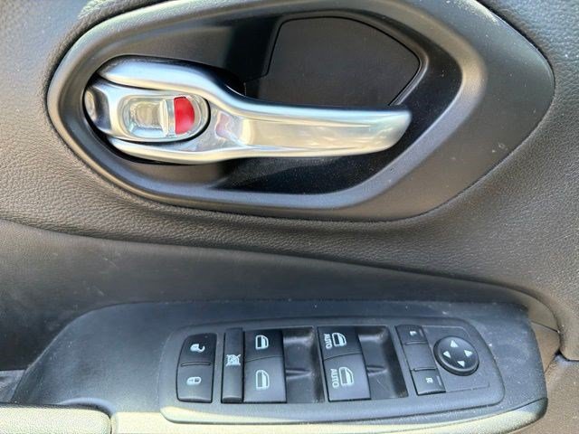 Used 2021 Jeep Cherokee Trailhawk AWD/4WD image 12