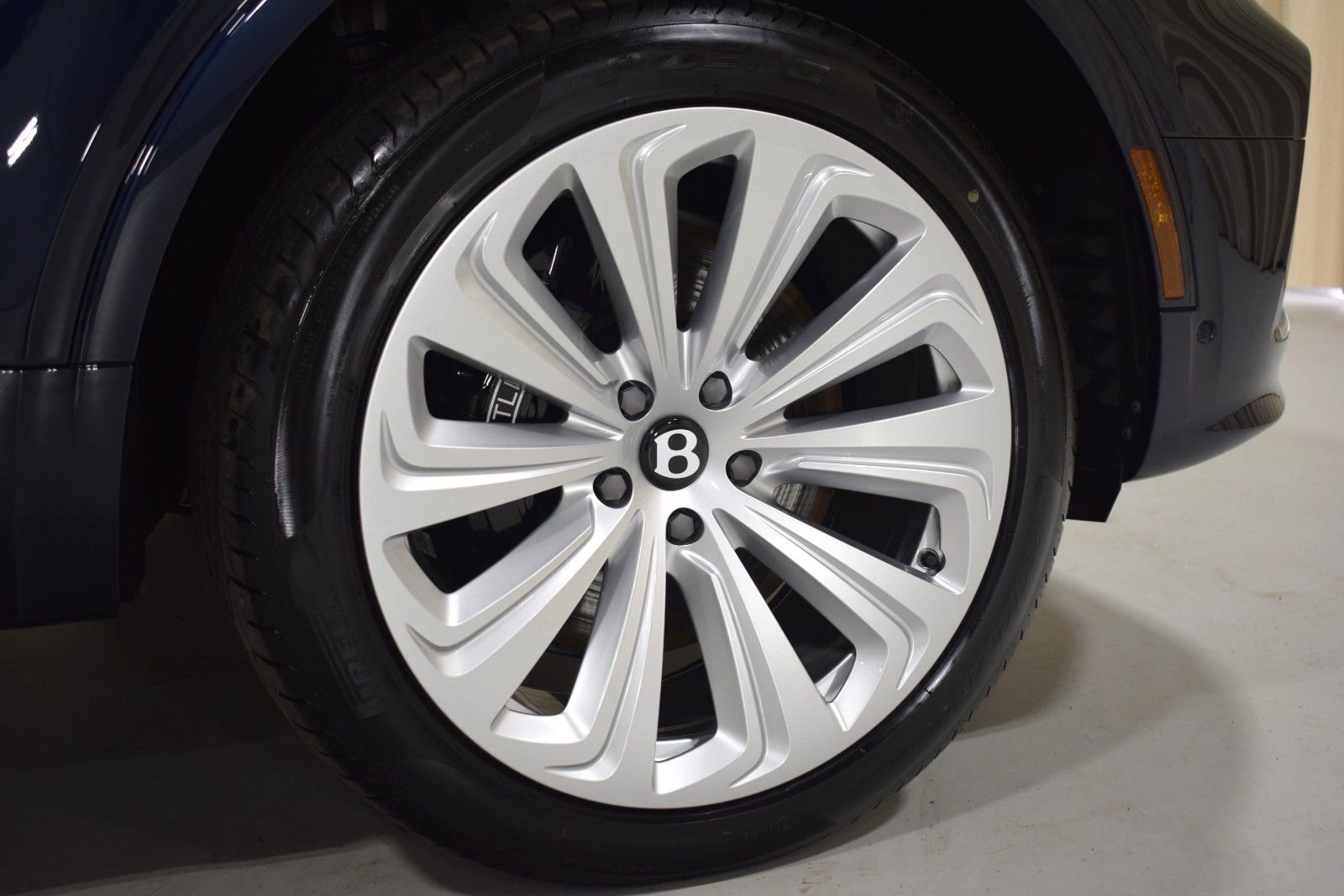 New 2025 Bentley Bentayga AWD/4WD image 7