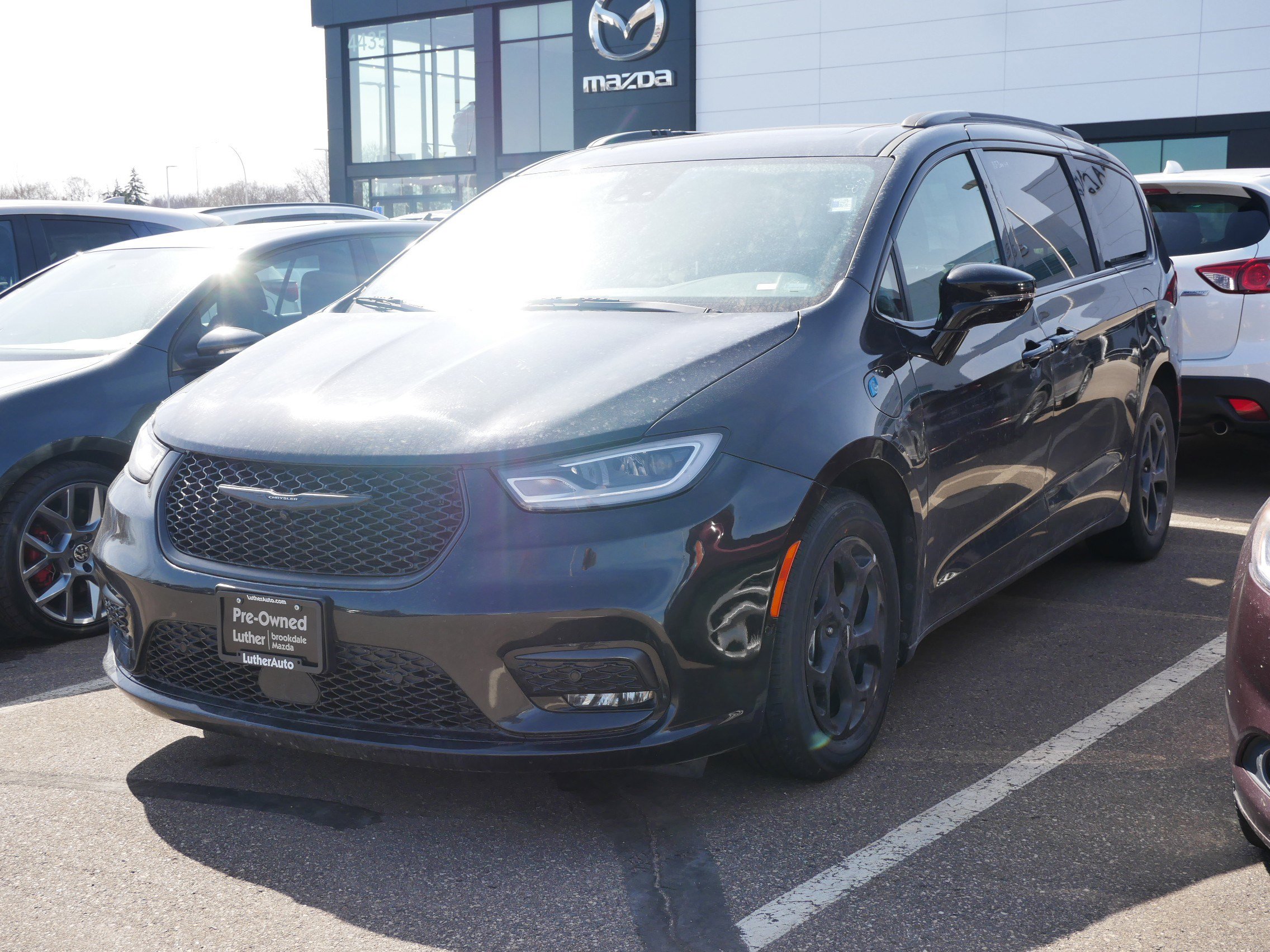 Used 2024 Chrysler Pacifica Premium image 3