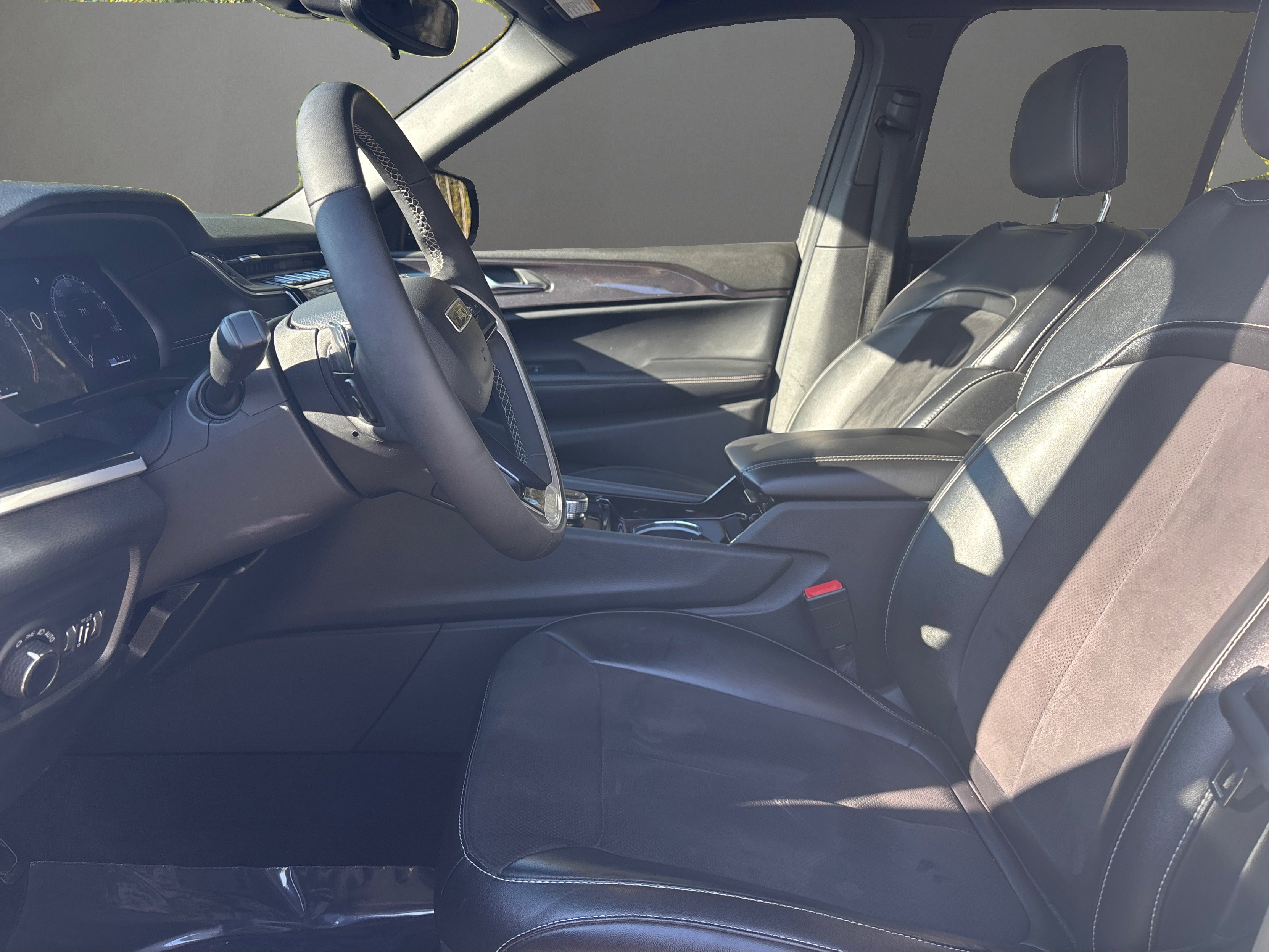 Used 2023 Jeep Grand Cherokee Altitude image 11