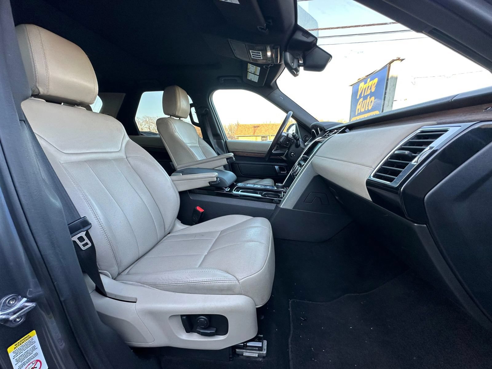 Used 2017 Land Rover Discovery HSE AWD/4WD image 38