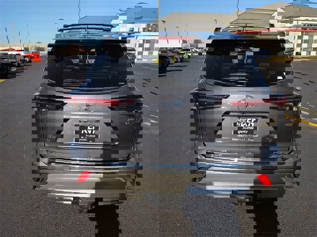 Certified 2025 Toyota Highlander Platinum image 6