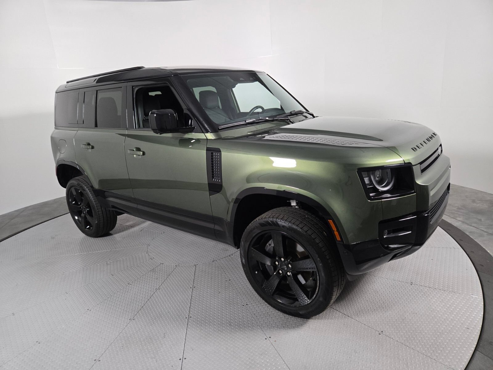 Used 2026 Land Rover Defender 110 X-Dynamic SE AWD/4WD image 3
