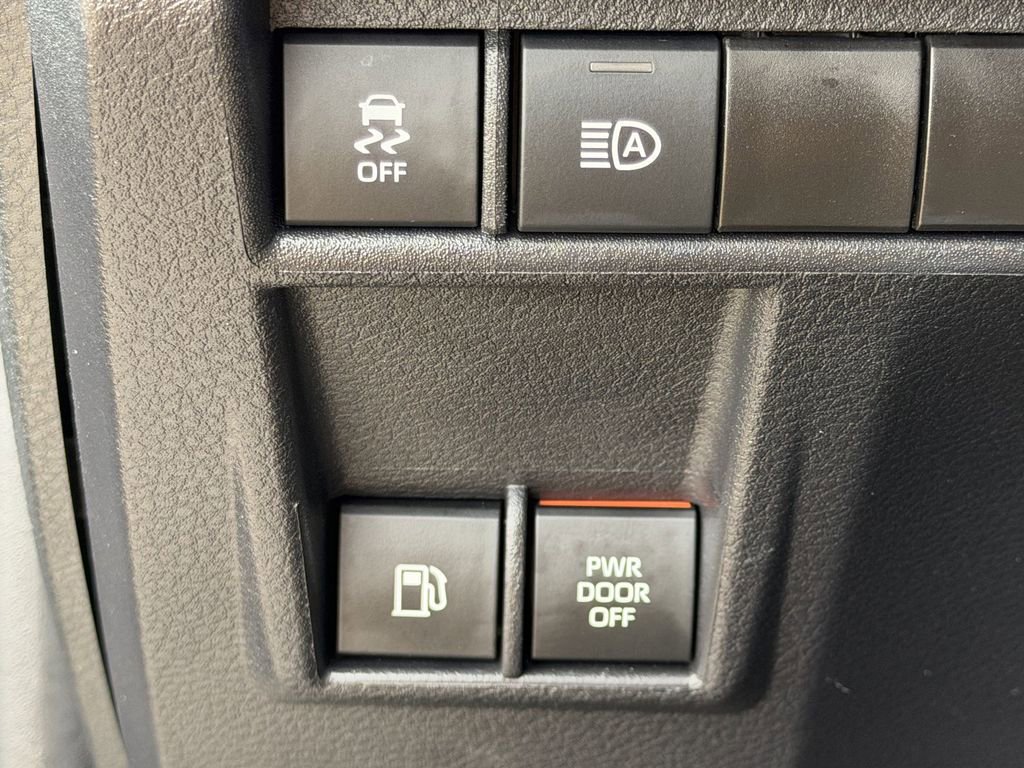 Used 2026 Toyota Sienna LE FWD image 25