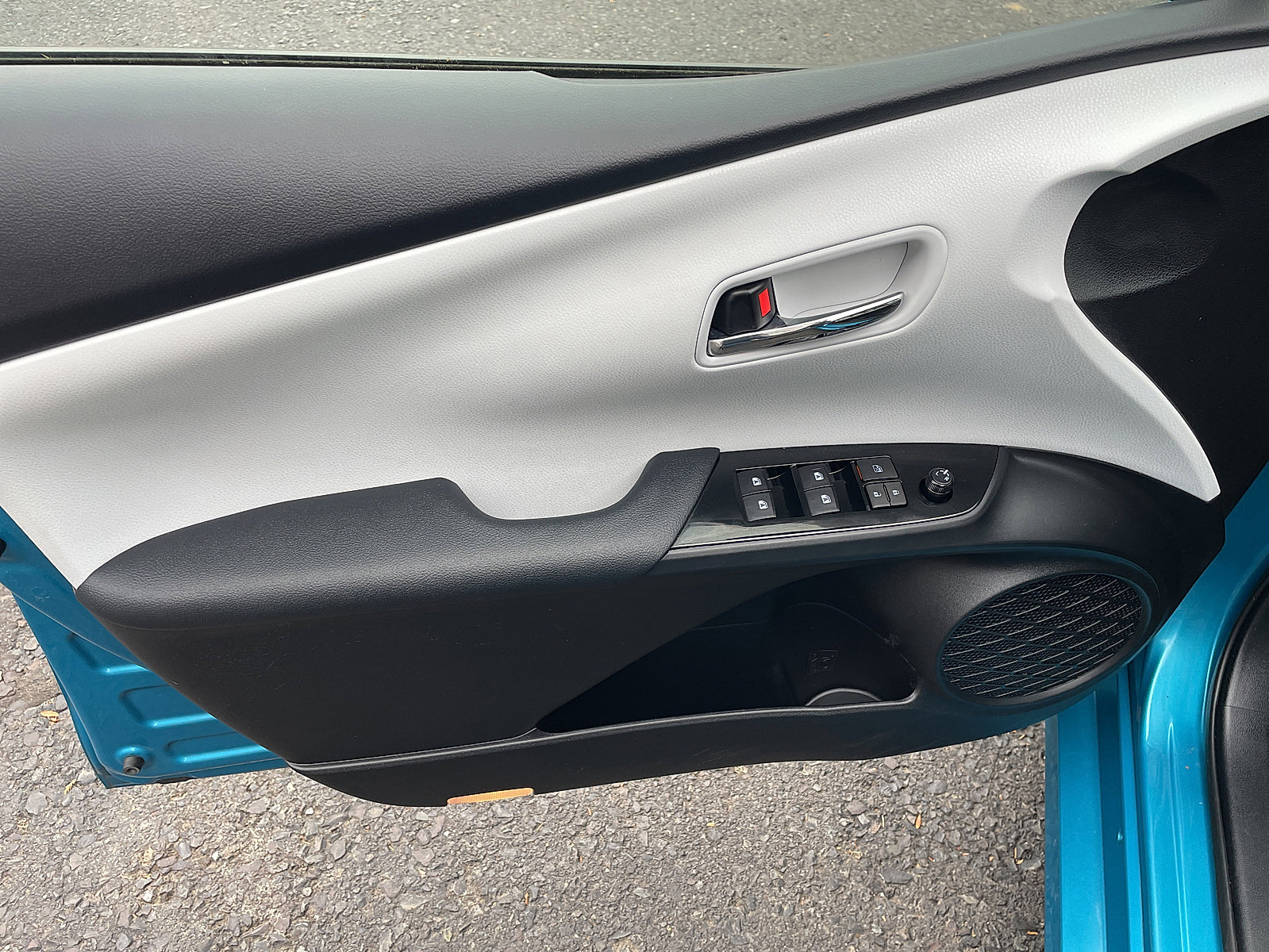 Used 2017 Toyota Prius Prime Premium image 26