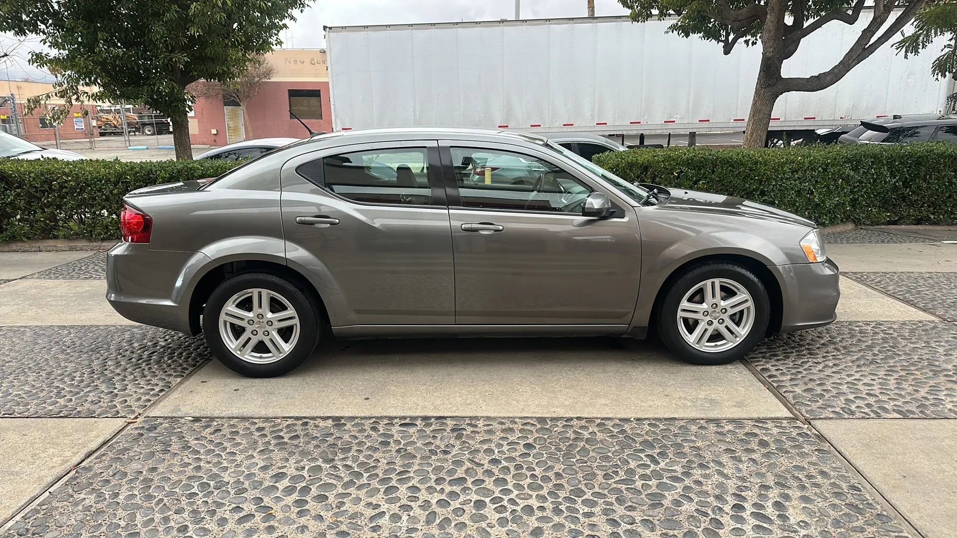 Used 2013 Dodge Avenger SXT FWD image 4
