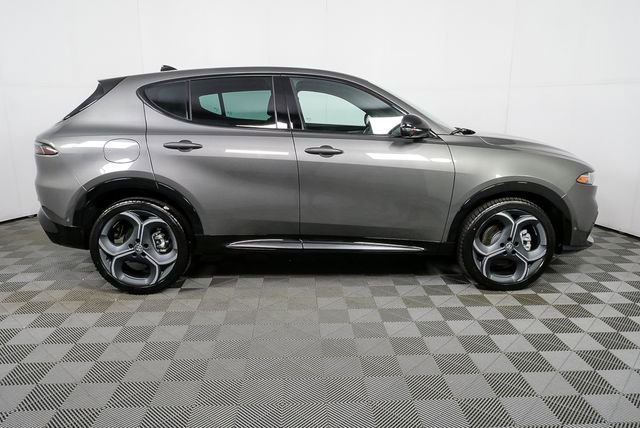 New 2026 Alfa Romeo Tonale w/ Black Premium Package AWD/4WD image 28