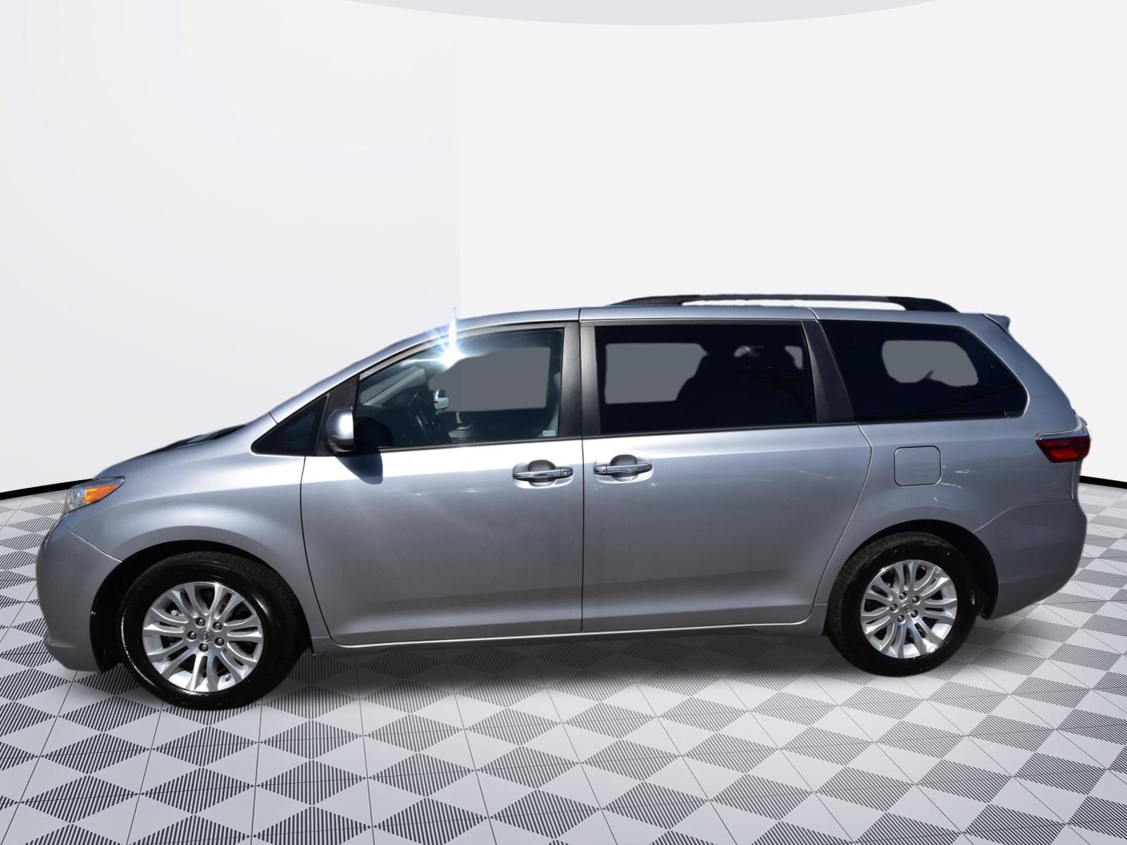 Used 2017 Toyota Sienna XLE FWD image 2