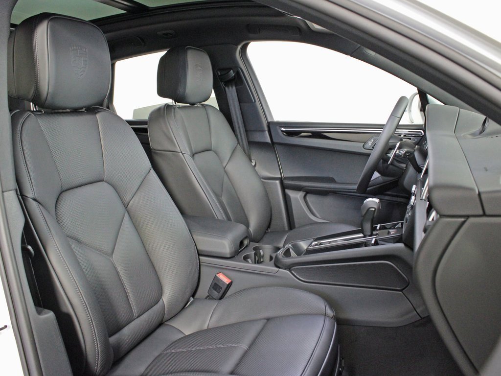 Used 2025 Porsche Macan image 40