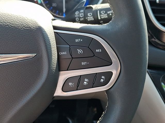 Used 2023 Chrysler Pacifica Touring-L FWD image 22