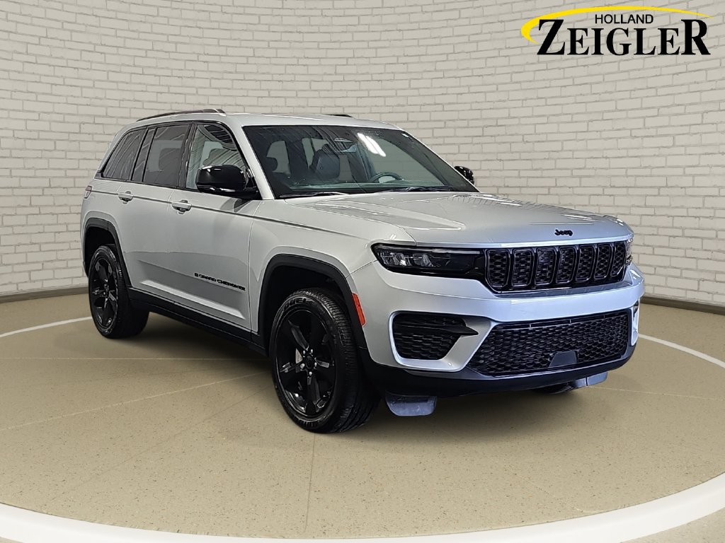 Used 2023 Jeep Grand Cherokee Altitude AWD/4WD image 3