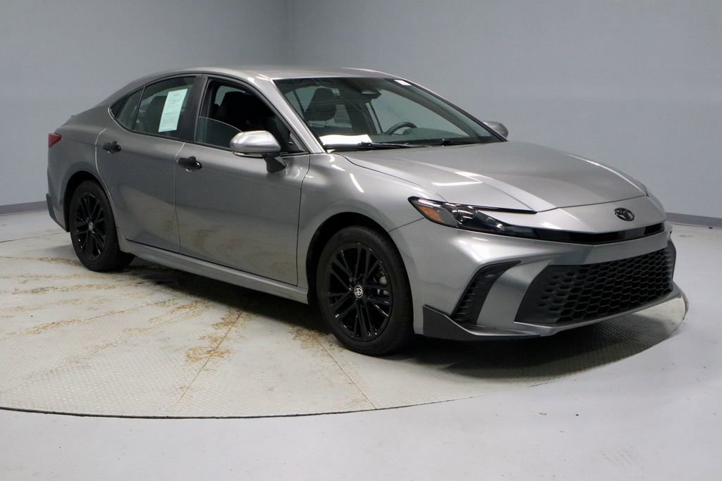 Used 2025 Toyota Camry SE image 1