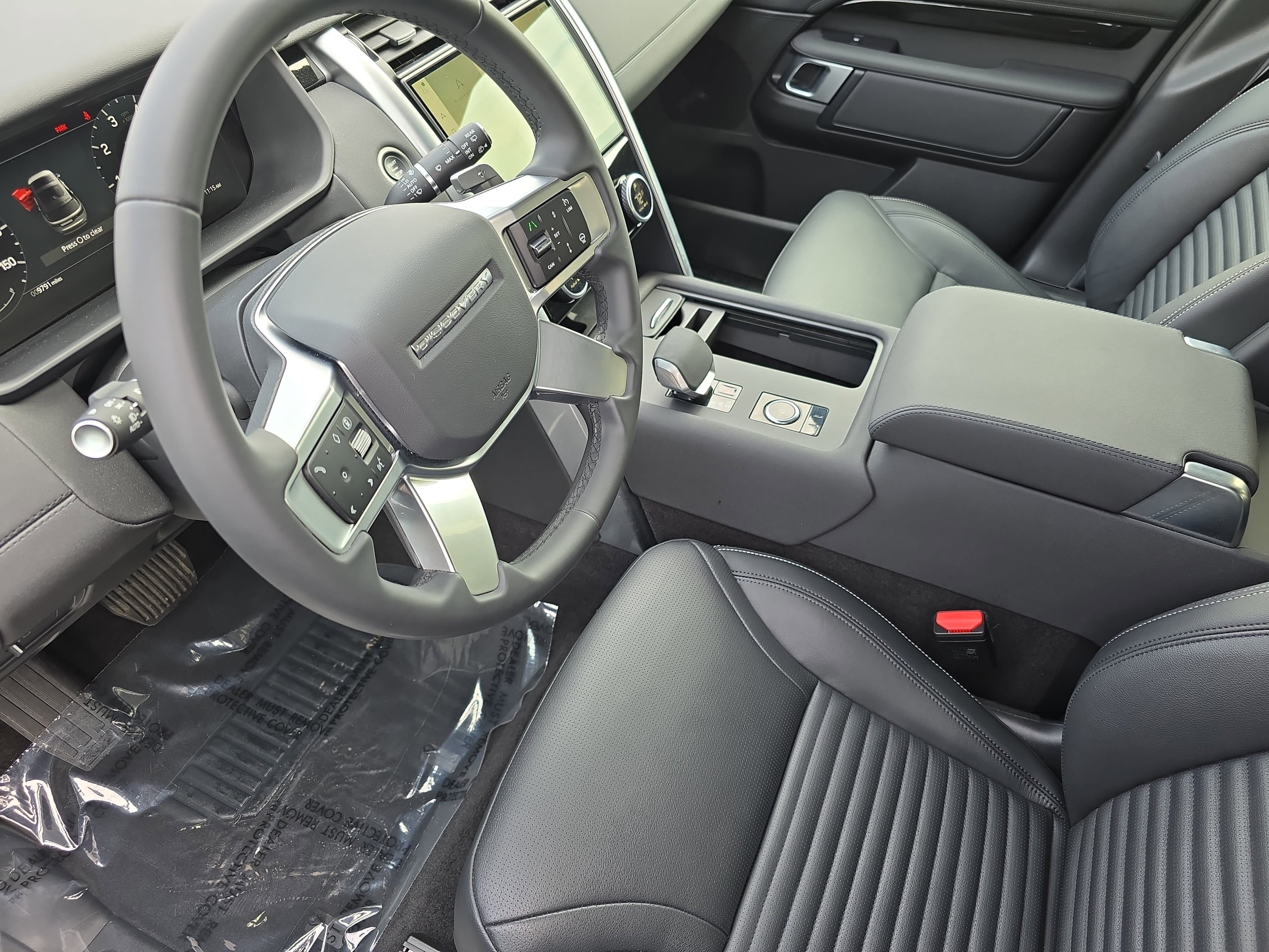 Used 2025 Land Rover Discovery S image 18