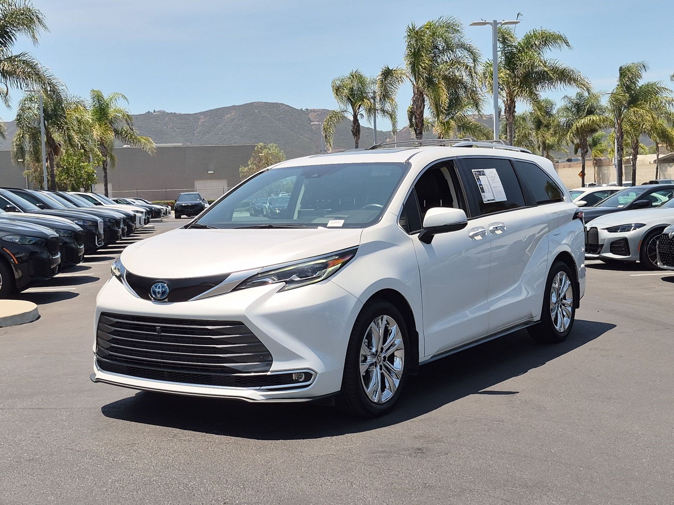 Used 2024 Toyota Sienna Platinum FWD image 5