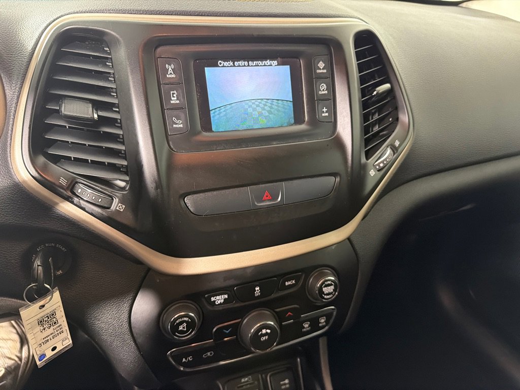 Used 2018 Jeep Cherokee Latitude w/ Cold Weather Group image 17