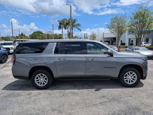 Used 2022 Chevrolet Suburban LT w/ Luxury Package AWD/4WD image 8