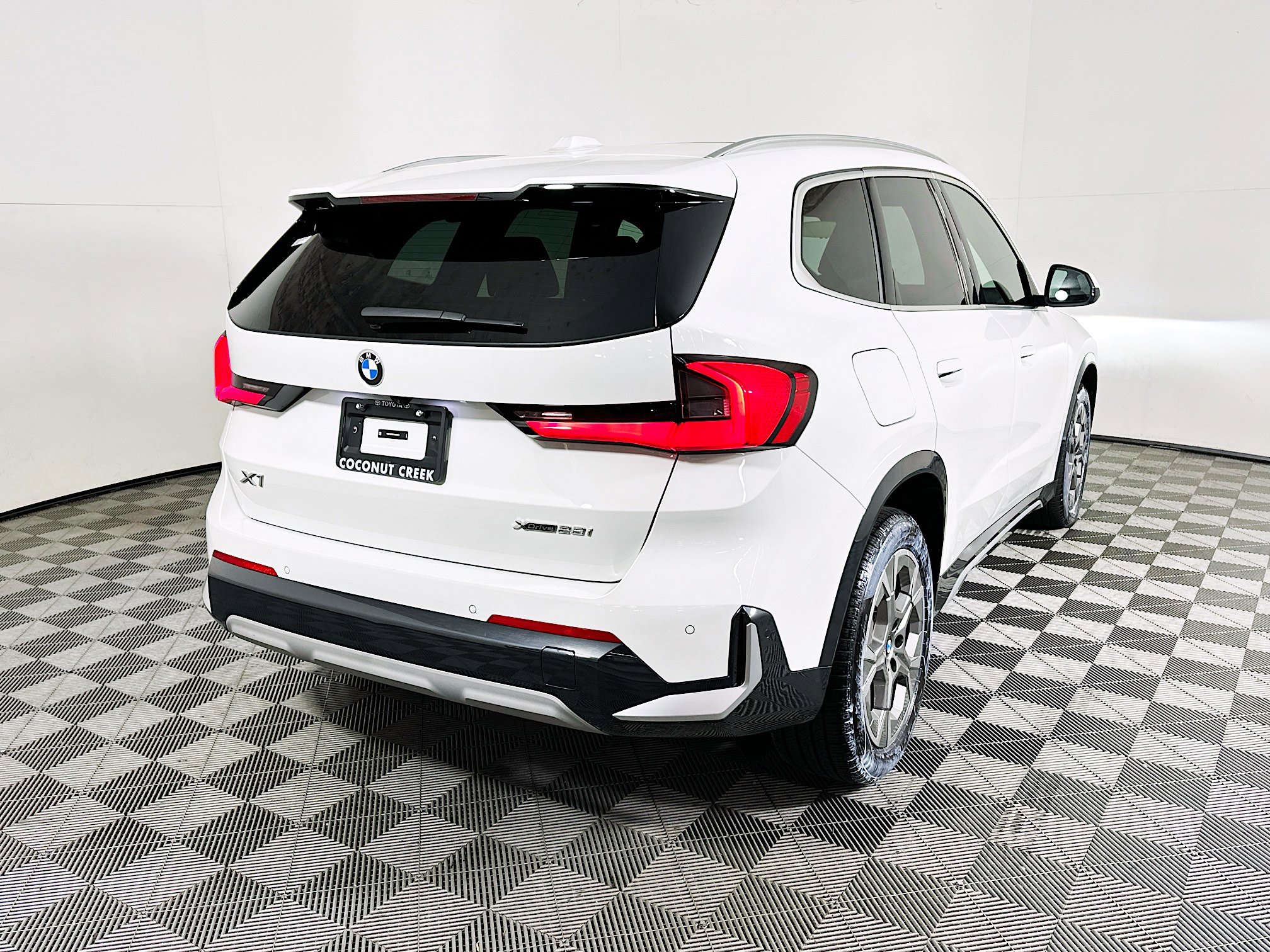 Used 2026 BMW X1 xDrive28i image 3