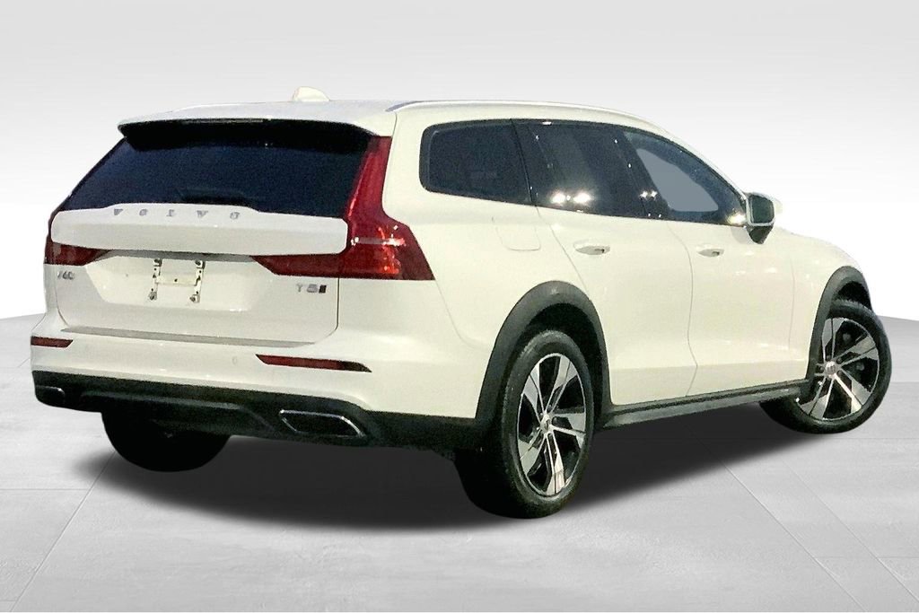 Used 2022 Volvo V60 T5 Cross Country image 13