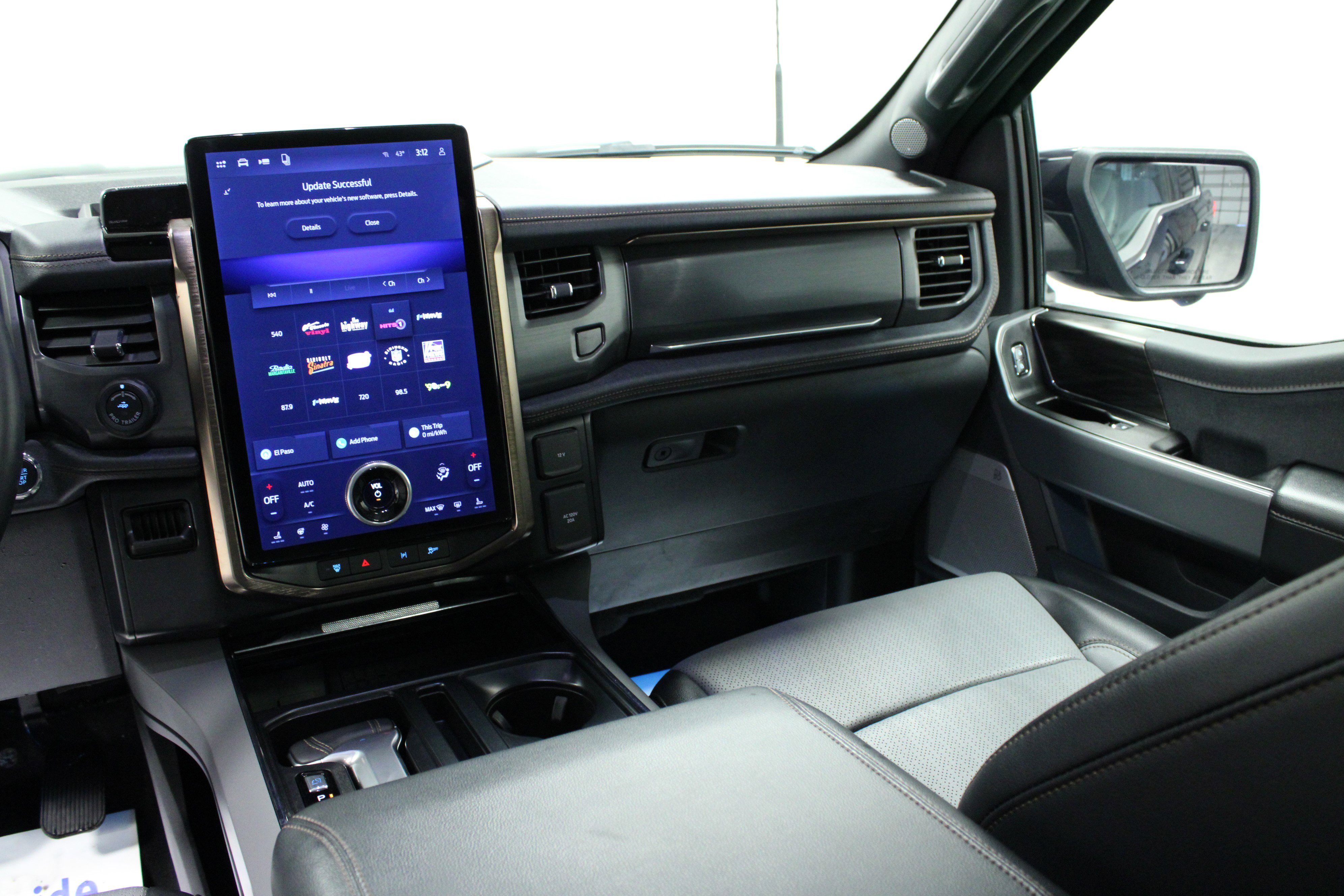 Used 2024 Ford F150 Lightning Lariat image 19