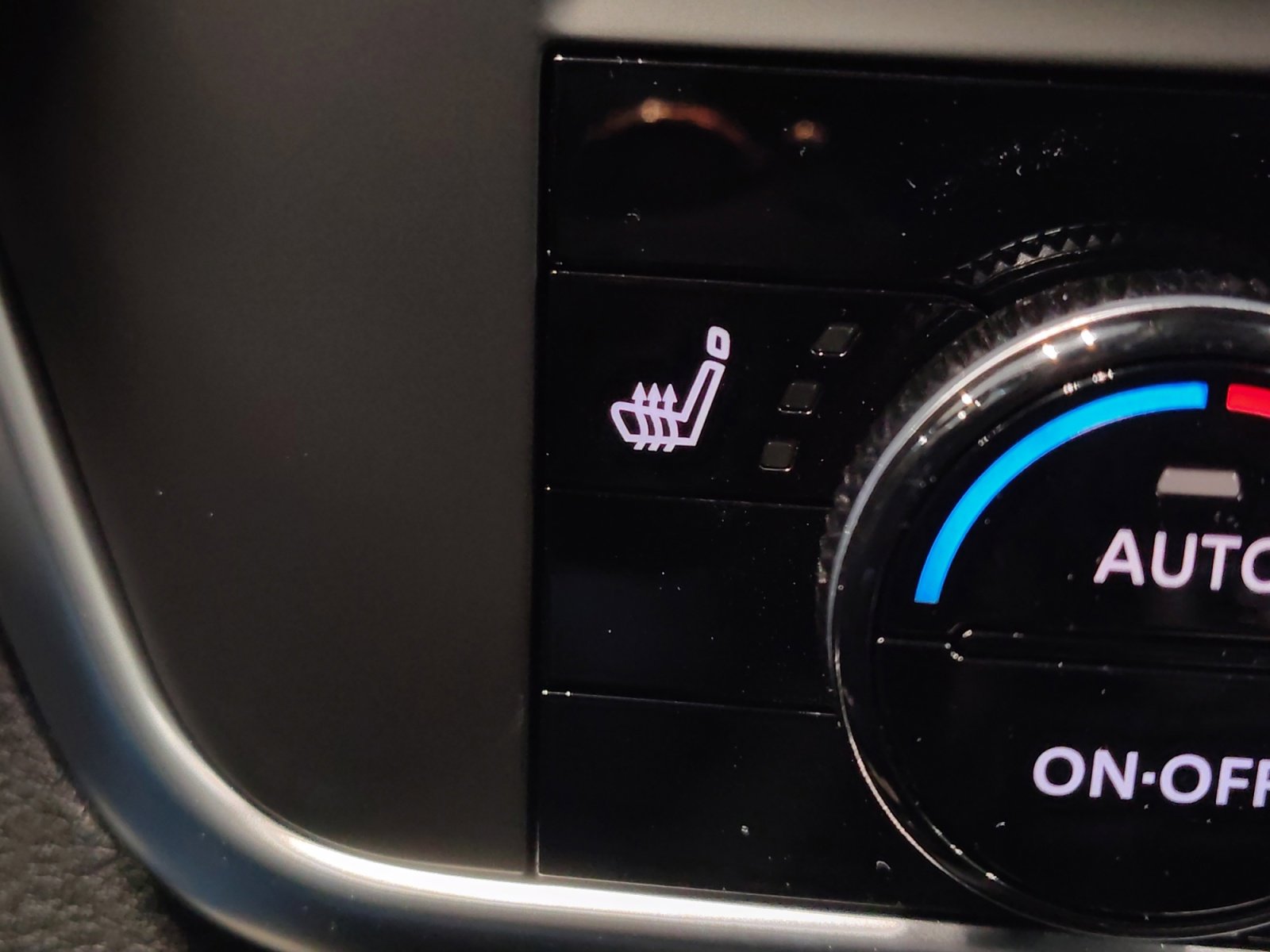 Certified 2025 Nissan Rogue SV w/ SV Premium Package image 26