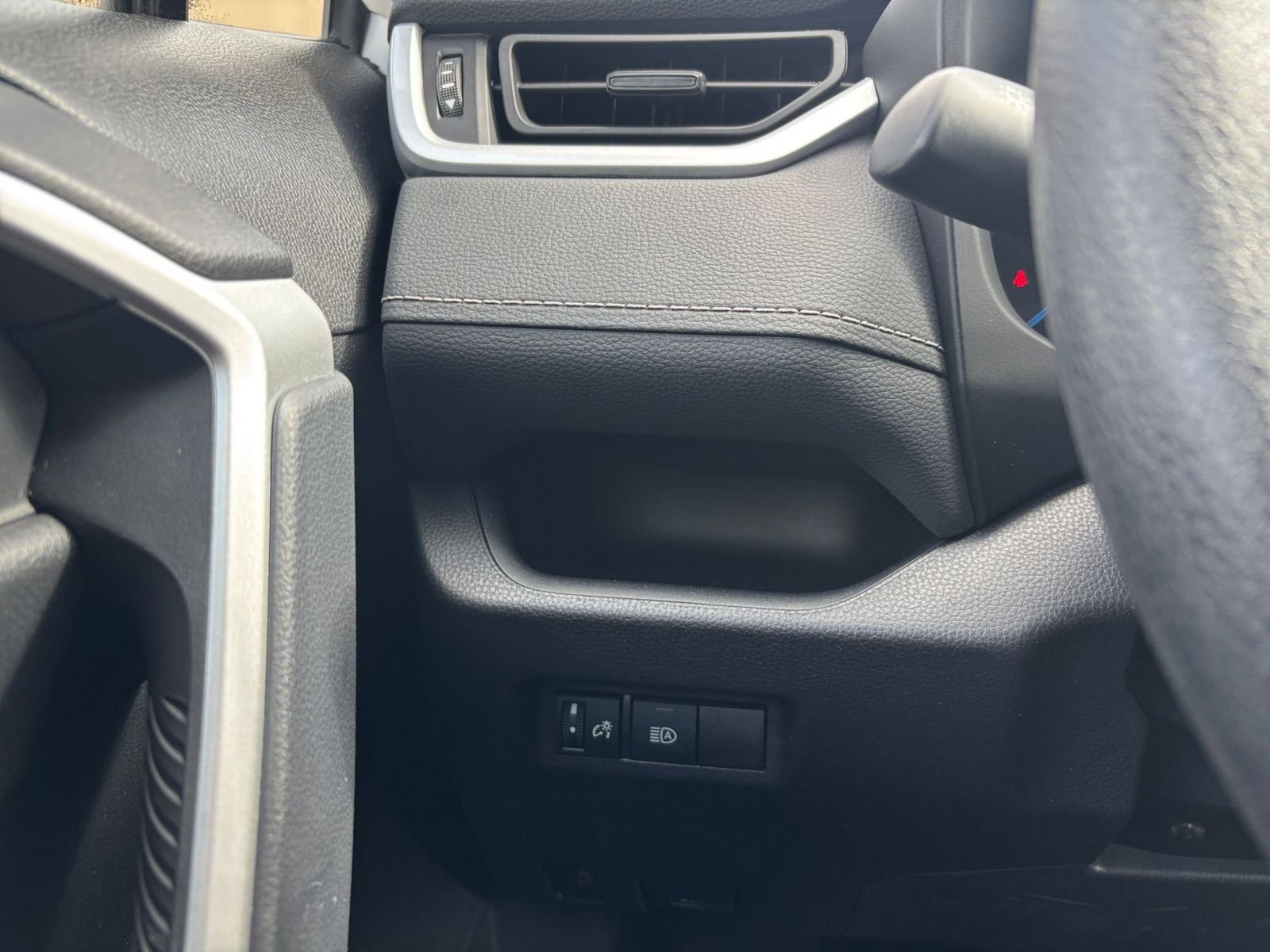 Used 2025 Toyota RAV4 LE image 32