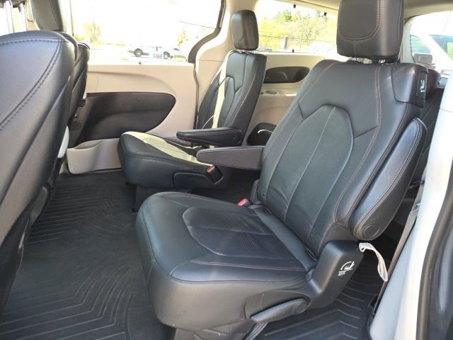 Used 2017 Chrysler Pacifica Touring-L Plus w/ Advanced Safetytec Group image 11