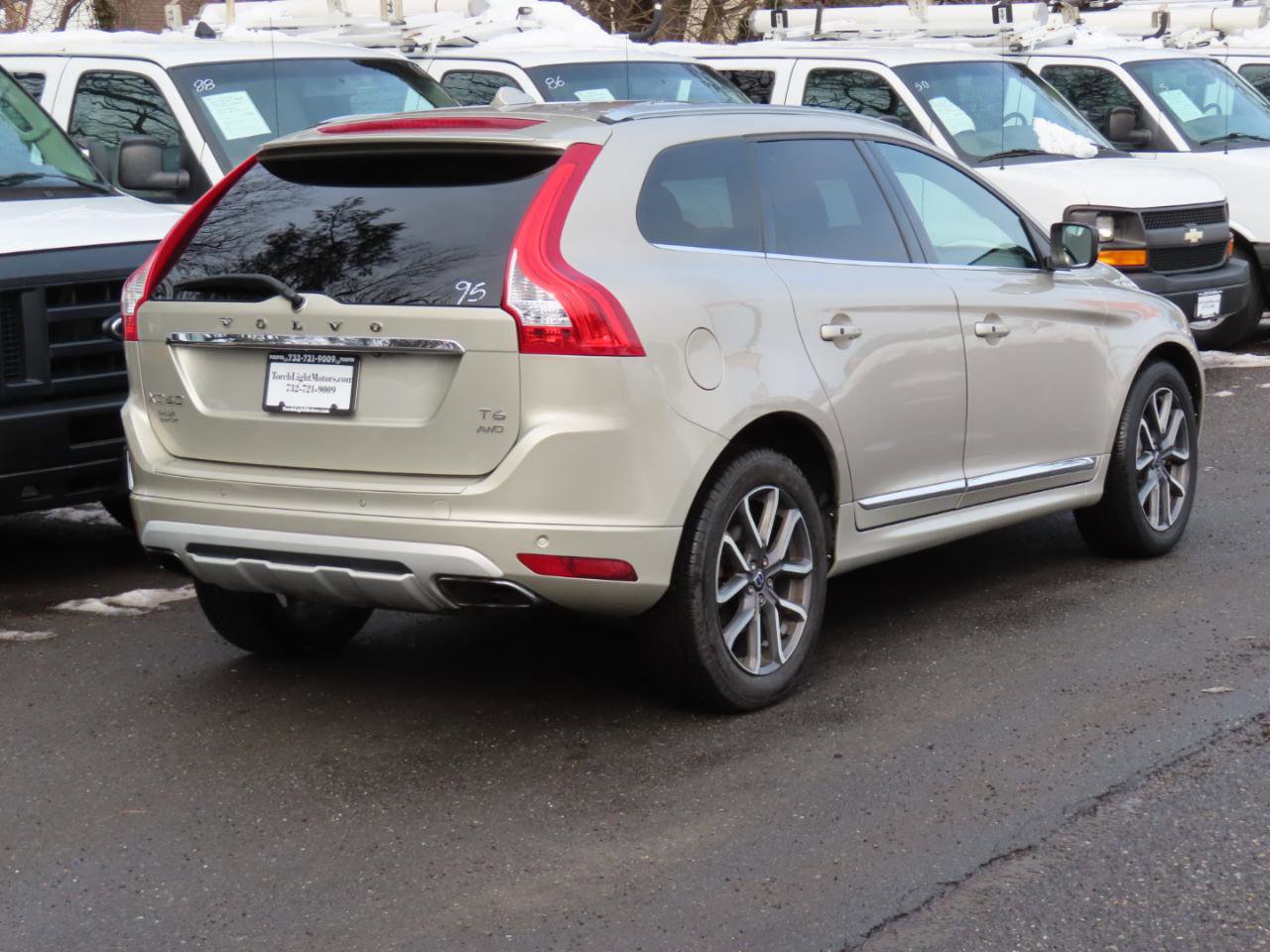 Used 2017 Volvo XC60 T6 Dynamic w/ Advanced Package image 4