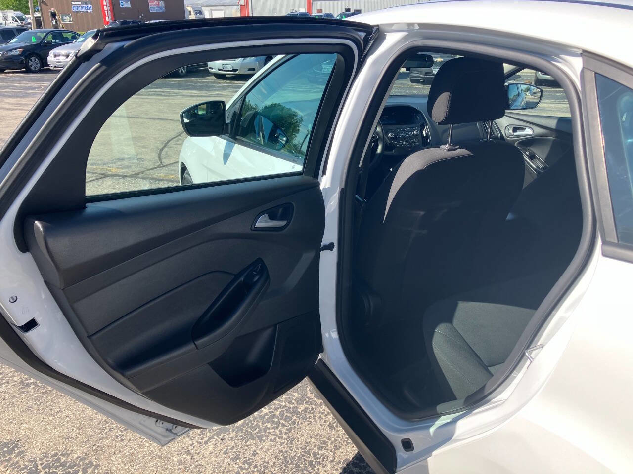 Used 2018 Ford Focus SE w/ SE Appearance Package image 11