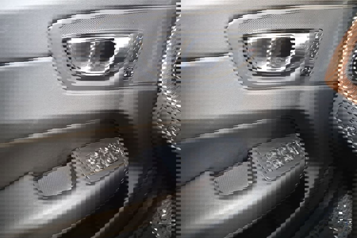 Used 2023 Volvo XC60 B5 Plus image 30